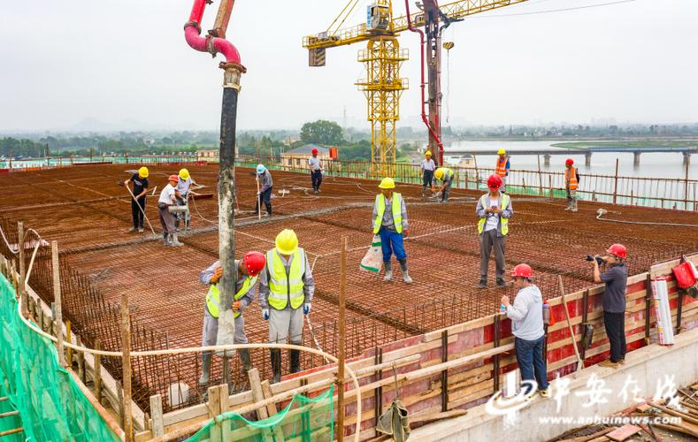 8月27日,安徽省芜湖市繁昌区峨溪河排洪新站工程建设施工现场,工人在